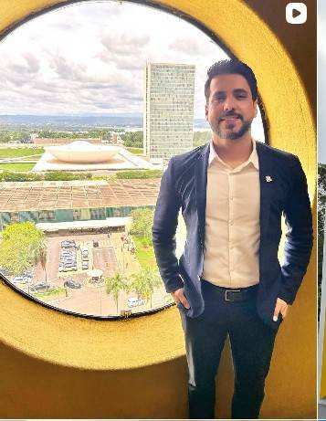 Fabrício Donizeti em Brasília, em frente ao Congresso Nacional